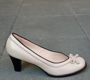Retro pumps i beige farve med 7 cm hæl