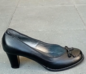Sorte retro pumps med 7 cm hæl.