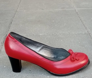 Røde retro pumps med 7 cm sort hæl.