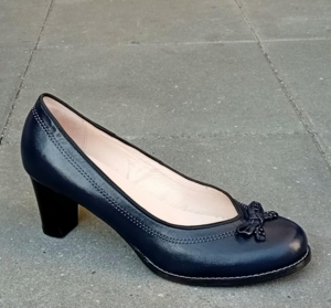 Mørkeblå pumps med 7 cm hæl.
