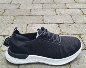 Bred sort sneaker. Vidde 5E med slip In effekt.