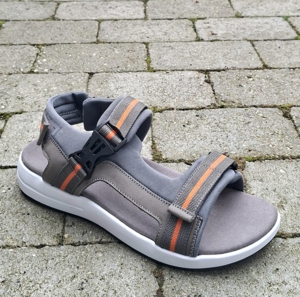 Bred sandal i grå/orange farver.