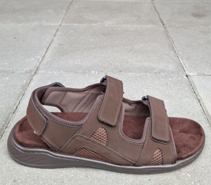 Bred mørkebrun sandal op til størrelse 52.