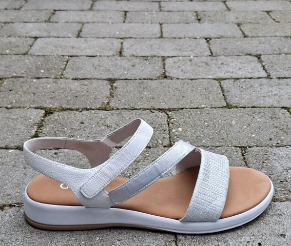 Hvid og sølvfarvet sandal i størrelse 43, 44