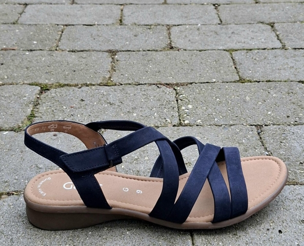 Mørkeblå sandal med tynde remme. Størrelse 43, 44