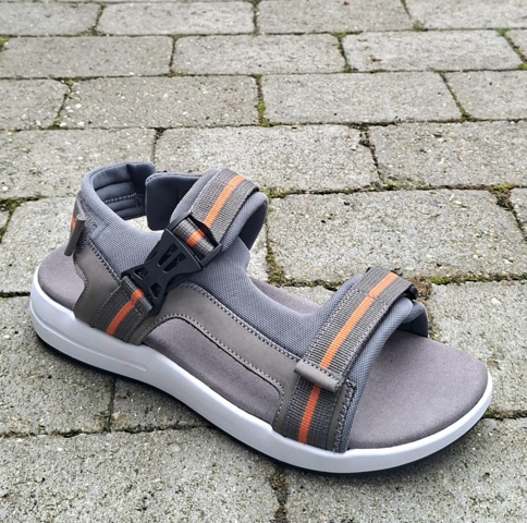 Bred sandal i grå/orange farver.