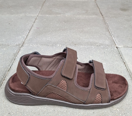 Bred mørkebrun sandal op til størrelse 52.