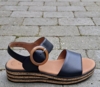 Flot sort sandal med velcrolukning under spændet. Størrelse 43, 44