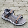 Bred sandal i grå/orange farver.